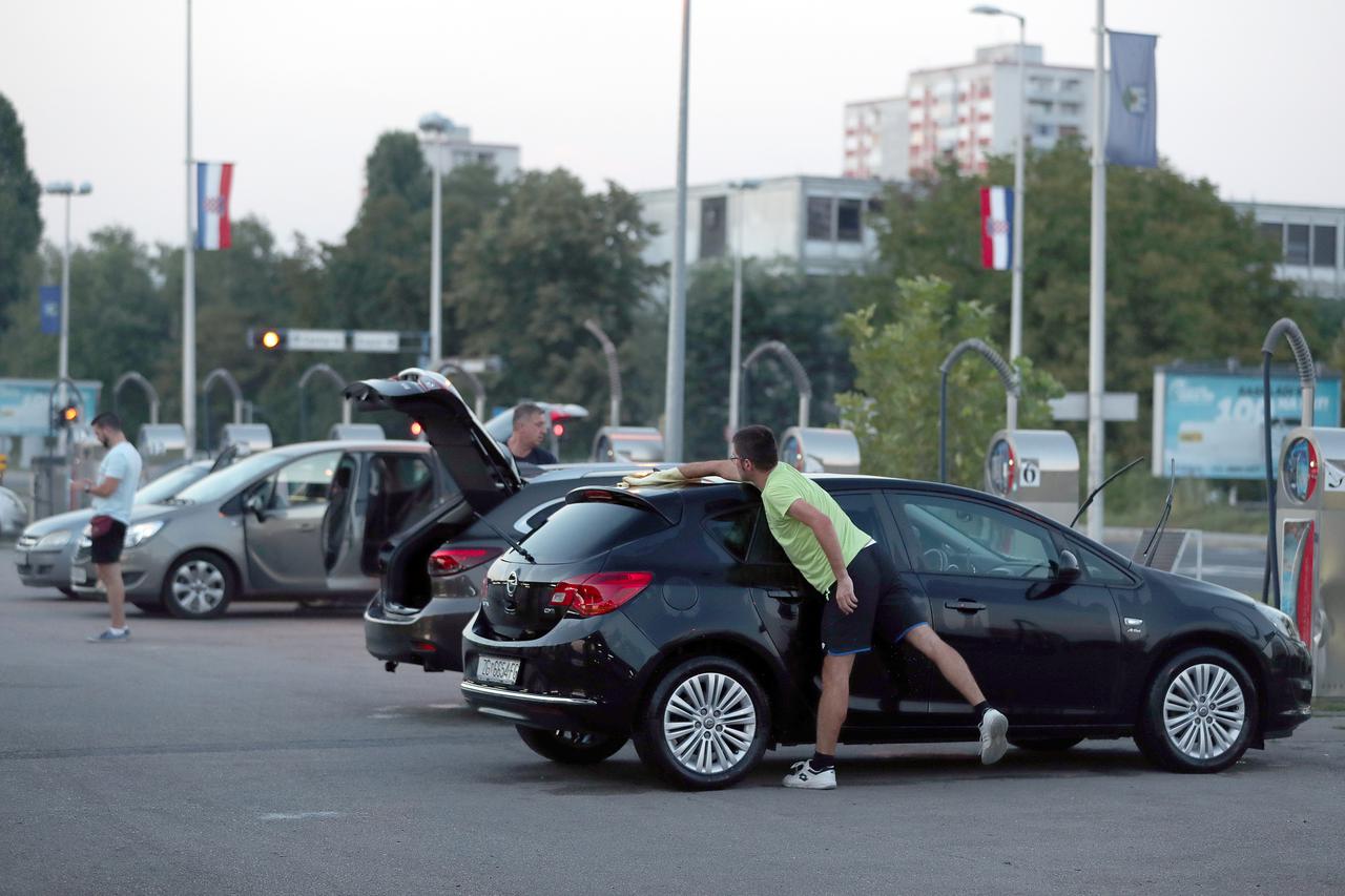 Pranje i čišćenje automobila u samoposlužnoj autopraonici