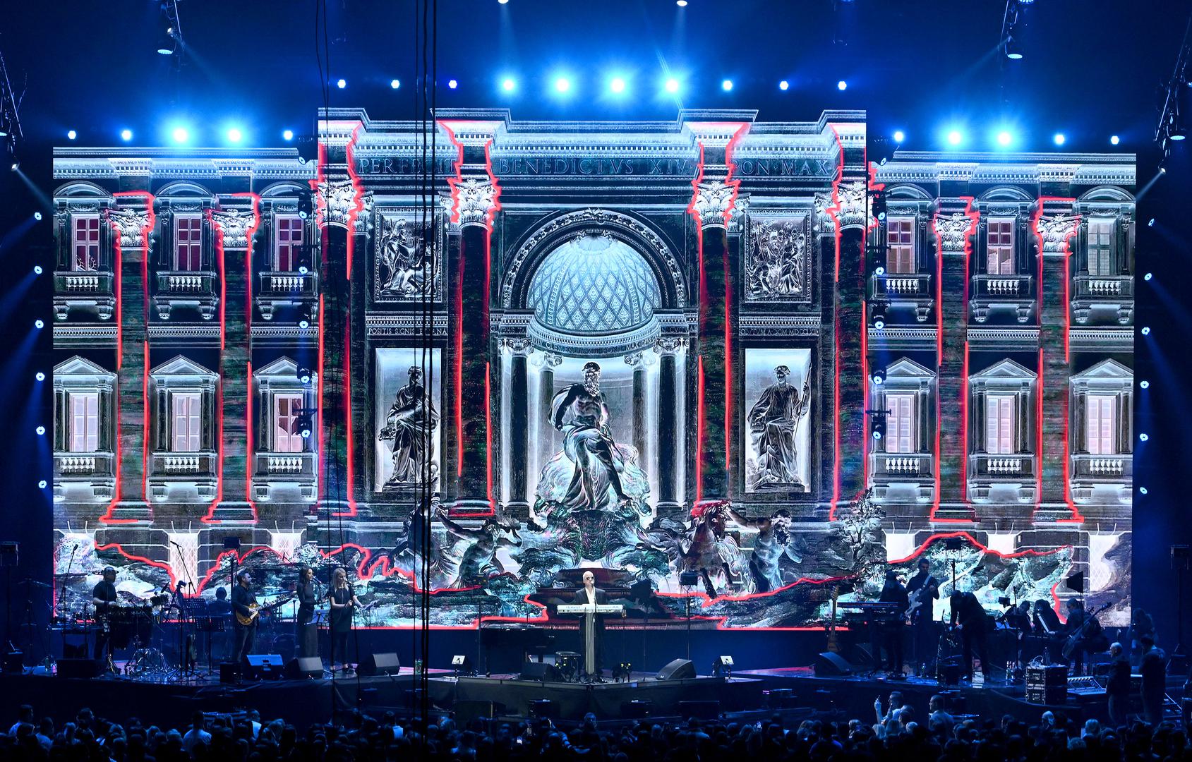 "Nije valjda da ste se svi pronašli u ovoj pjesmi, ne valja to. Tko nije našao ljubav, neka je nađe večeras. A za mene ne brinite, ja sam svoju odavno našao, a to ste vi", emotivno je poručio.