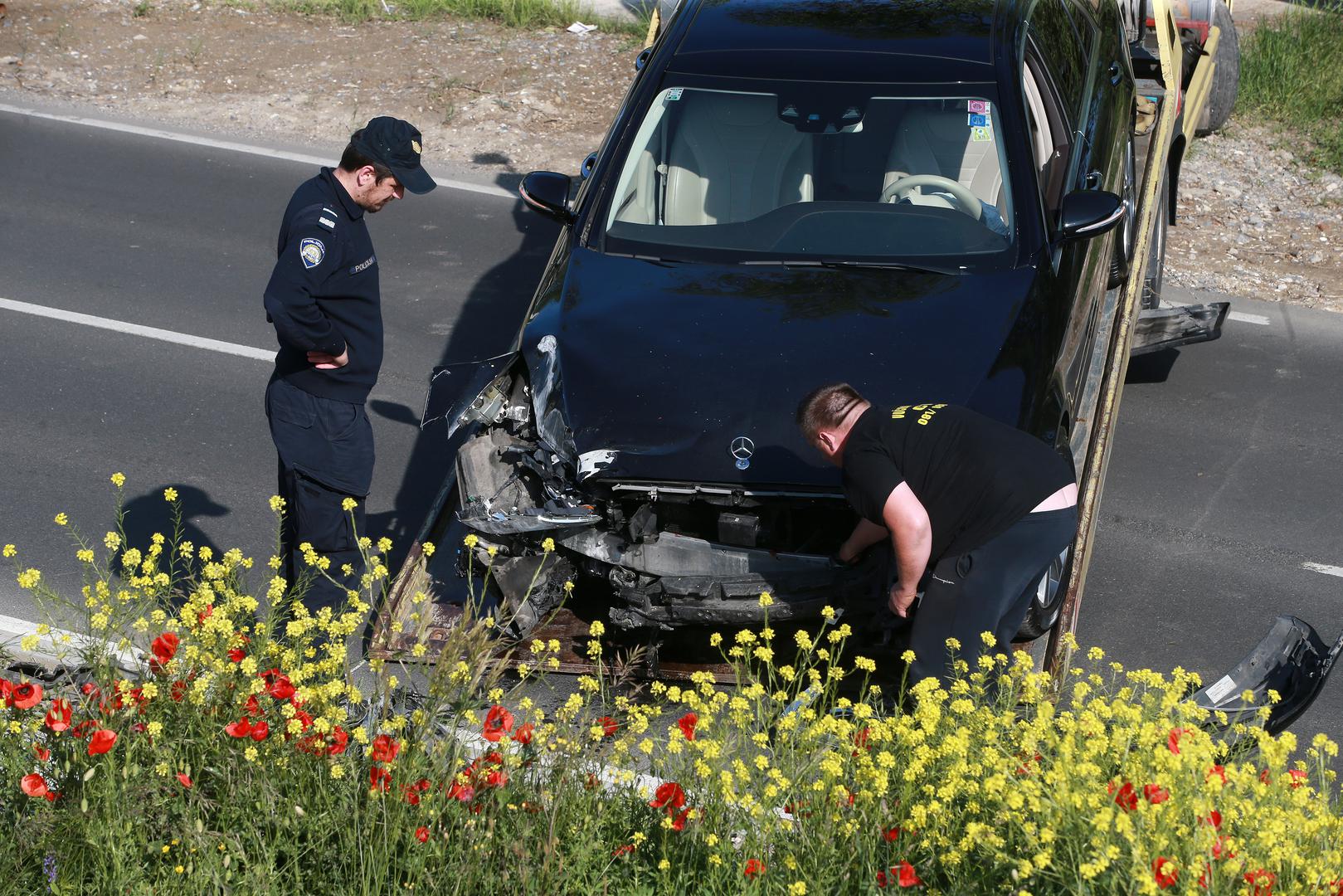 Vozač tamnog Mercedesa zabio se danas u rasvjetni stup kod savskog nasipa u Zagrebu, srušio ga i prouzročio veliku gužvu.