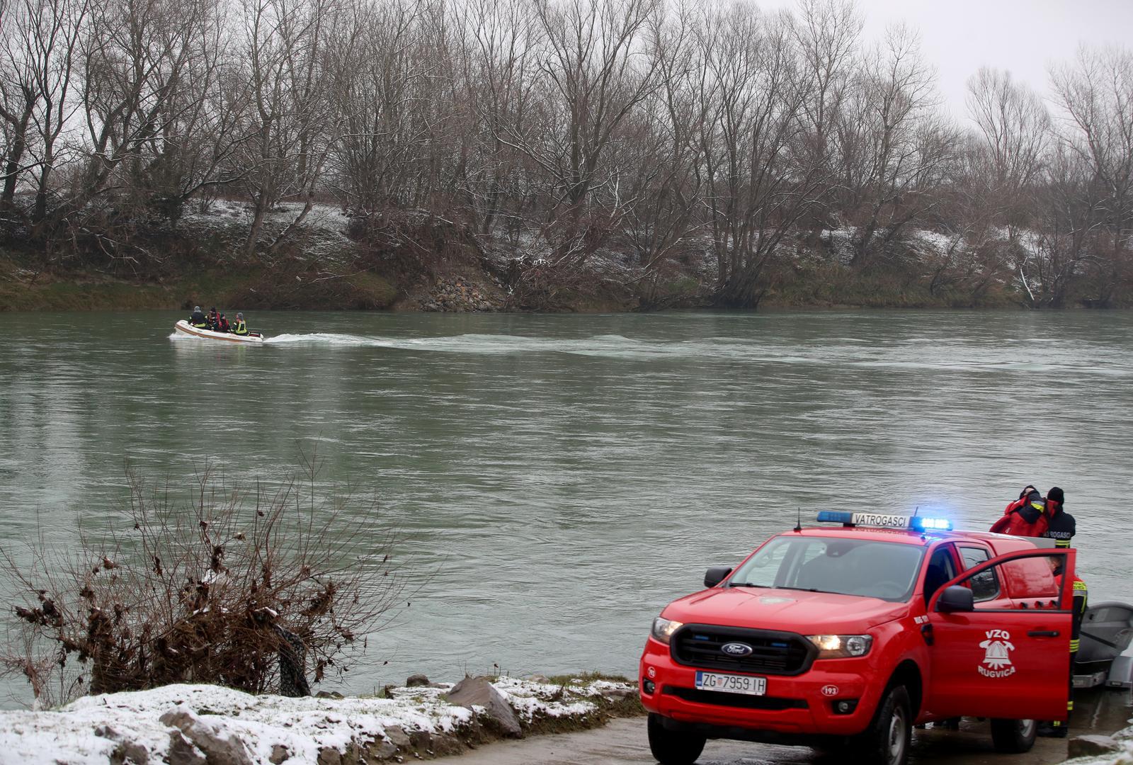 16.01.2025., Zagreb - Vatrogasci, policija, HGSS i Civilna zastita uz rijeku Savu kod toplane nastavljaju s potragom za nestalim dijetetom. Photo: Zeljko Lukunic/PIXSELL