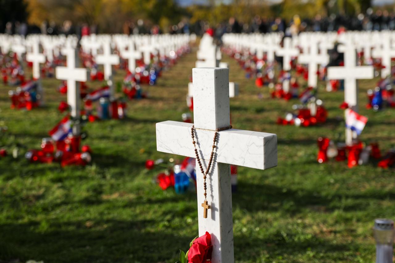 Na Memorijalnom groblju žrtava Domovinskog rata upaljene svijeće i položene ruže za sve žrtve Vukovara