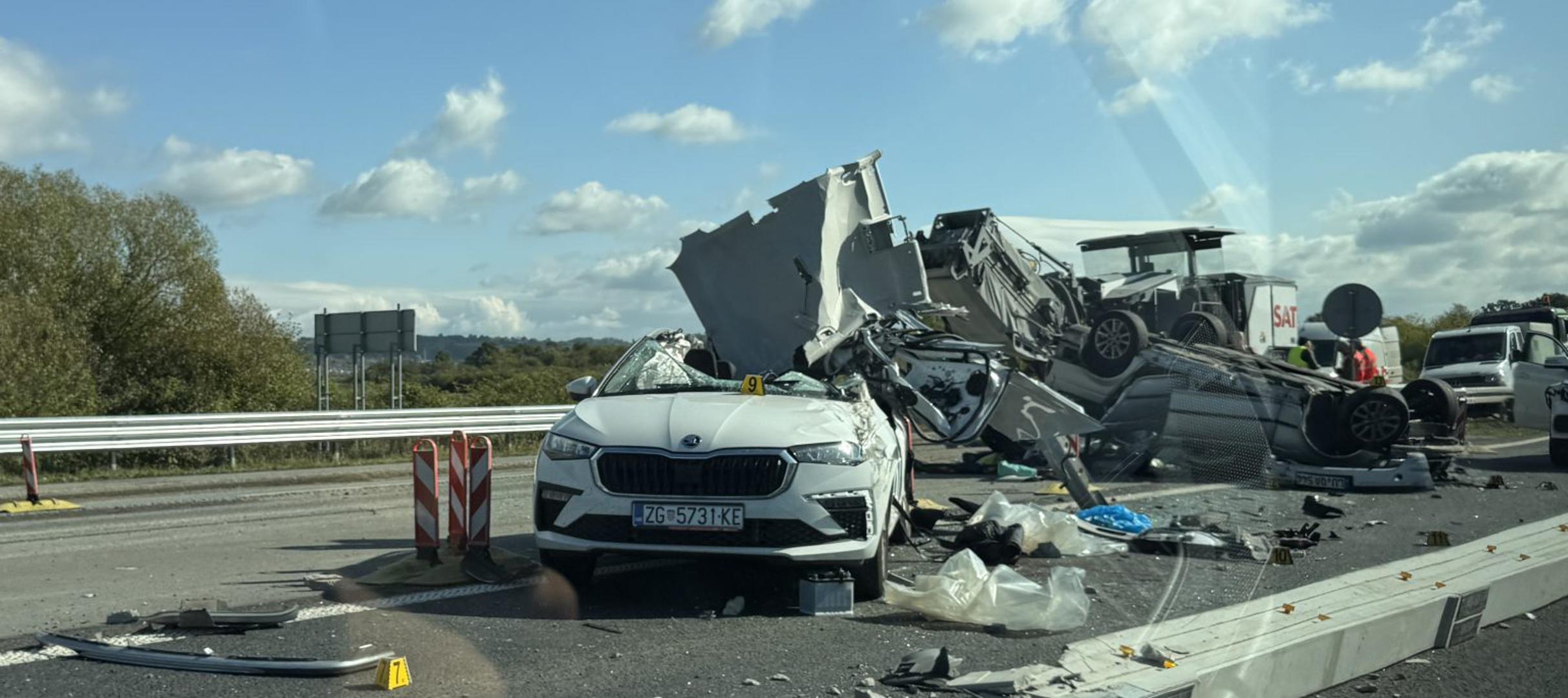 Na mjesto događaja su upućeni policijski službenici, Hitna medicinska pomoć, vatrogasci te je također angažiran i helikopter radi pomoći ozlijeđenima, navode u priopćenju.

