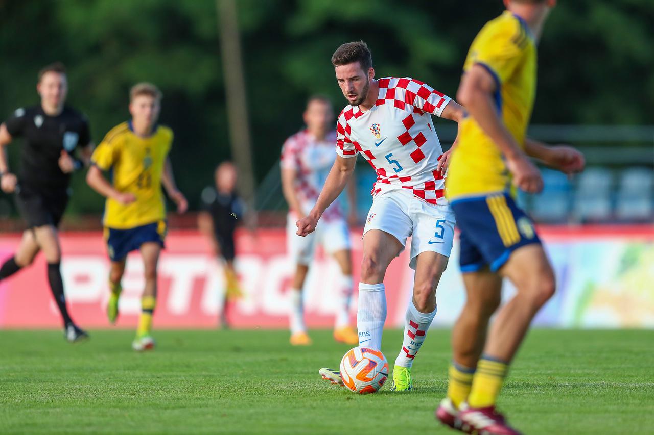 U Sesvetama odigrana nogometna utakmica U-21, Hrvatska - Švedska