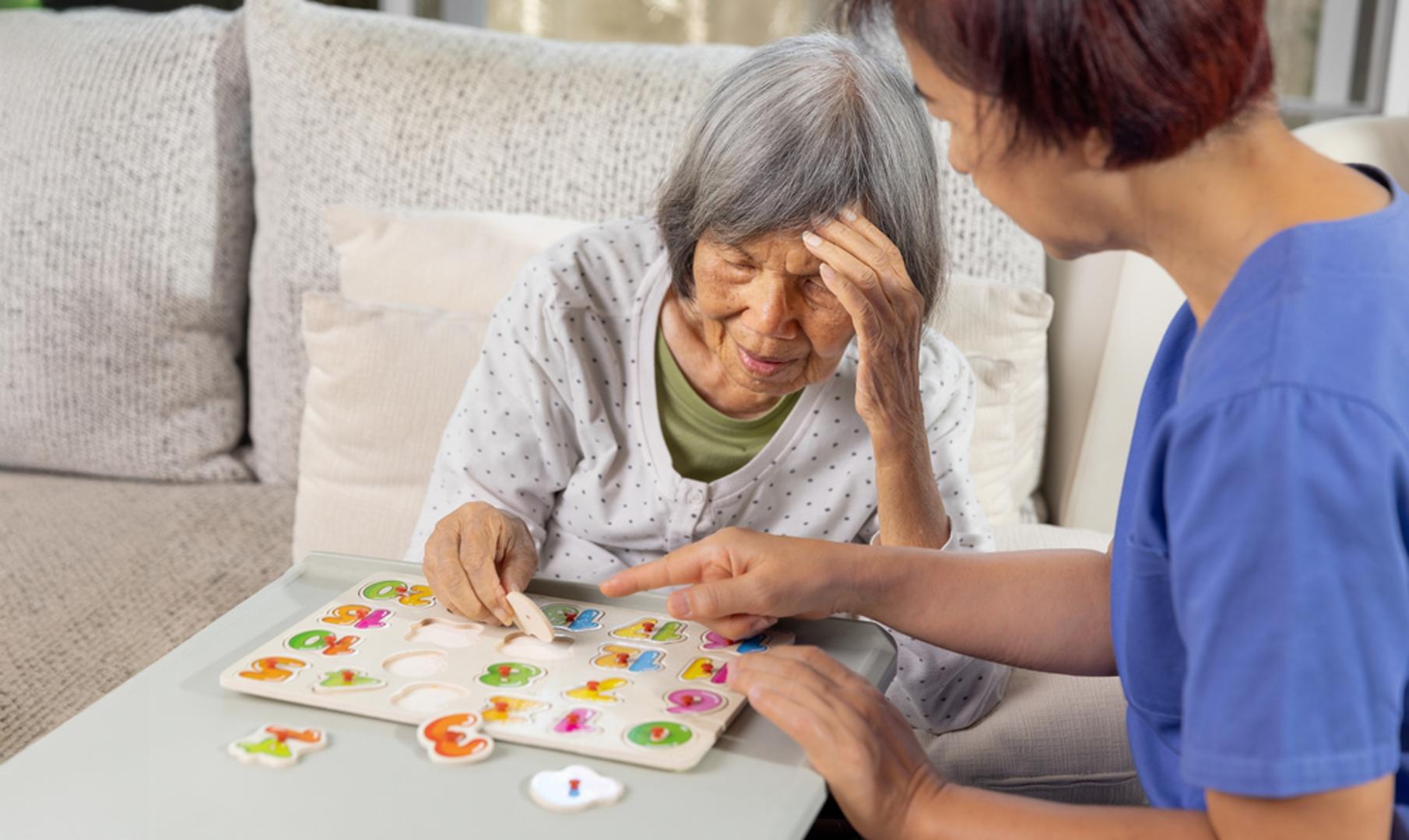 Poteškoće u planiranju ili rješavanju problema: Kod nekih ljudi s Alzheimerovom bolešću ili drugom demencijom mijenja se sposobnost izrade i praćenja plana ili rada s brojevima. Mogu imati problema s praćenjem poznatog recepta ili vođenjem mjesečnih računa, teže se koncentriraju i za obavljanje zadataka treba im znatno više vremena nego ranije.