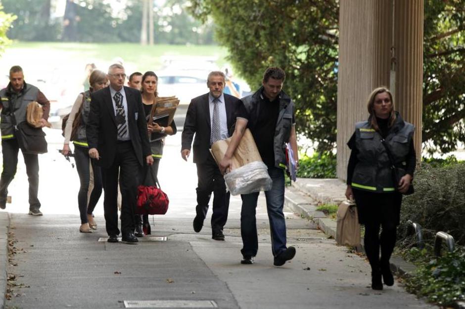 Milan Bandić s istražiteljima PNUSKOK-a izlazi iz zgrade Poglavarstva