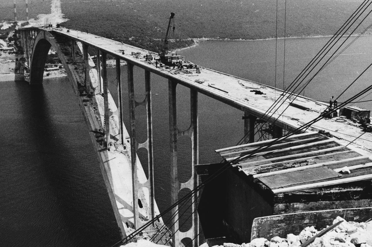 storyeditor/2026-08-25/Titov_most_Krk_2_Bozidar_Kelemenic_VL_1979.jpg
