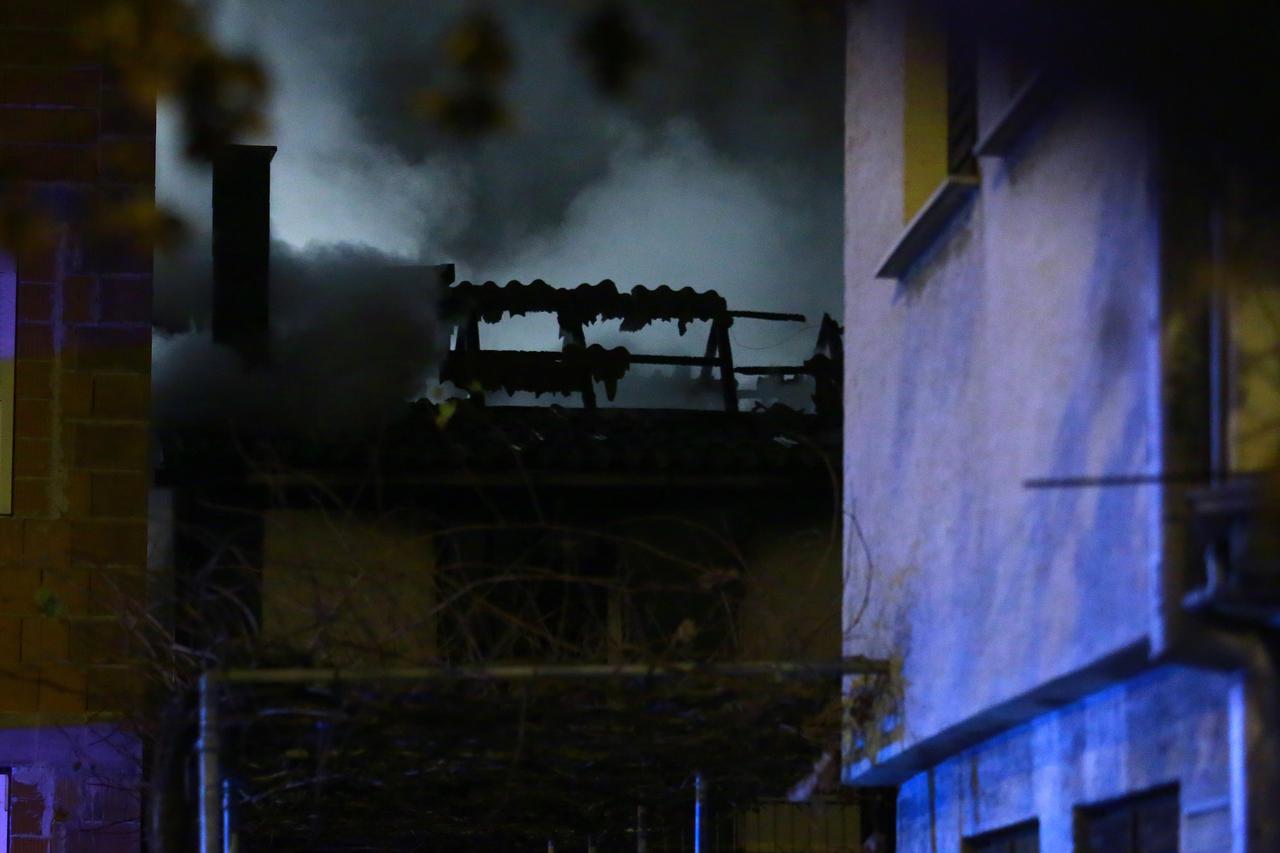 Vatrogasci uspjeli ugasiti požar na dvije obiteljske kuće