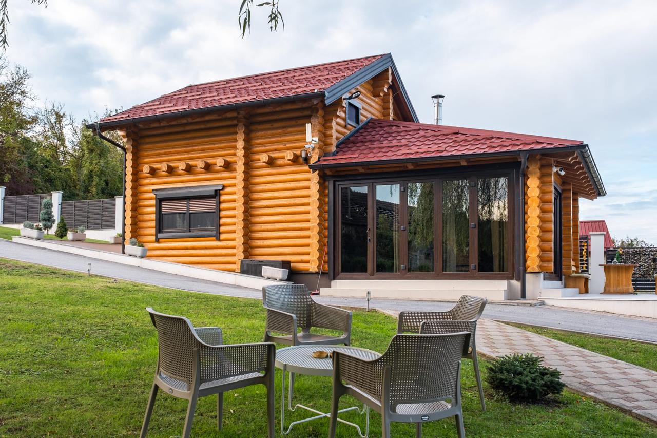 Babylonica u Moštanici kod Petrinje