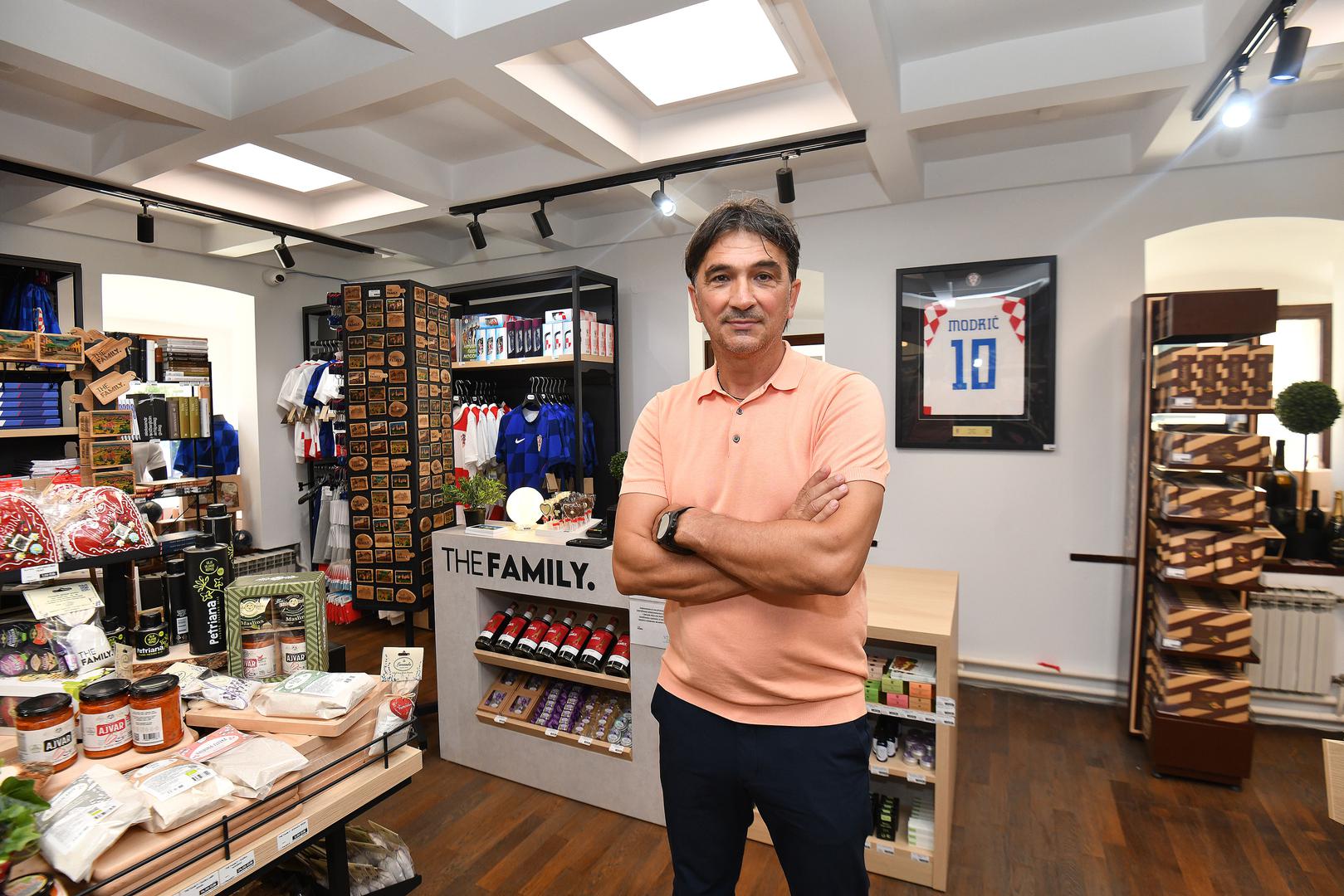 Za svoj obiteljski dom Zlatko Dalić se odlučio za tzv. naselje Beverly Hills u Varaždinu. Osim toga, vlasnik je elitnog restorana u baroknom gradu pod nazivom The Family
