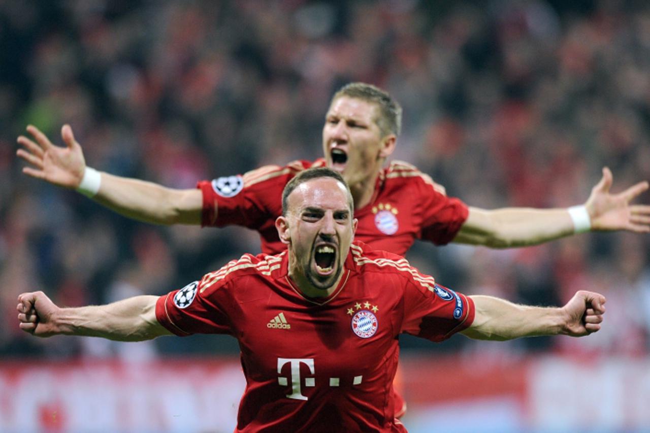 'Bayern Munich\'s French midfielder Franck Ribery (front) and Bayern Munich\'s midfielder Bastian Schweinsteiger celebrate after Ribery\'s scored during the UEFA Champions League first-leg semi-final 