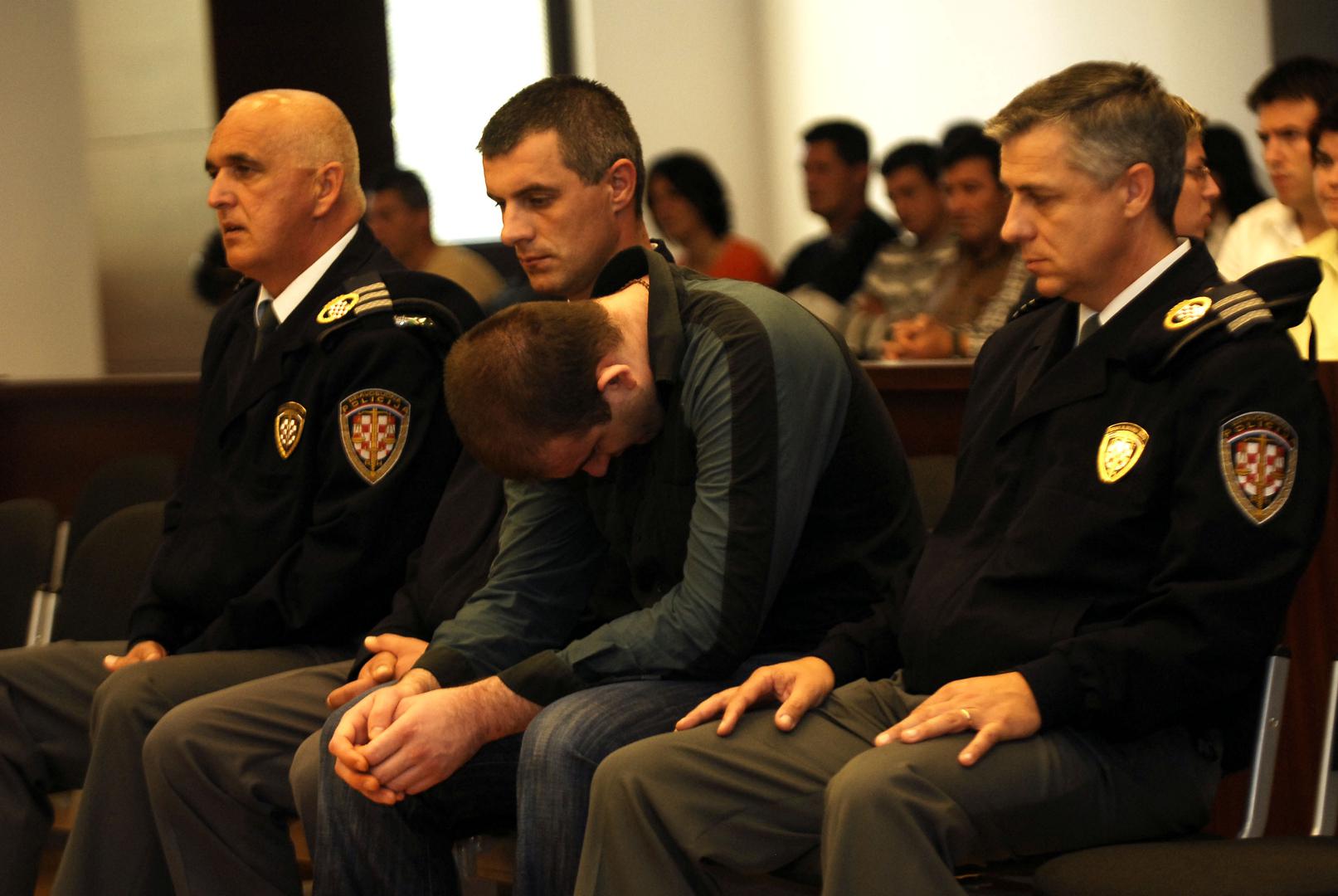 U završnoj riječi tužiteljica je zatražila maksimalnu kaznu od 40 godina zatvora. "Bila je lijepa, mlada i pametna. Čvrsta karaktera i moralnih načela. Studirala je ekonomiju i pisala pjesme. Njezini roditelji nikada neće dočekati da diplomira, uda se, ima djecu i bude im potpora u starosti", navela je.