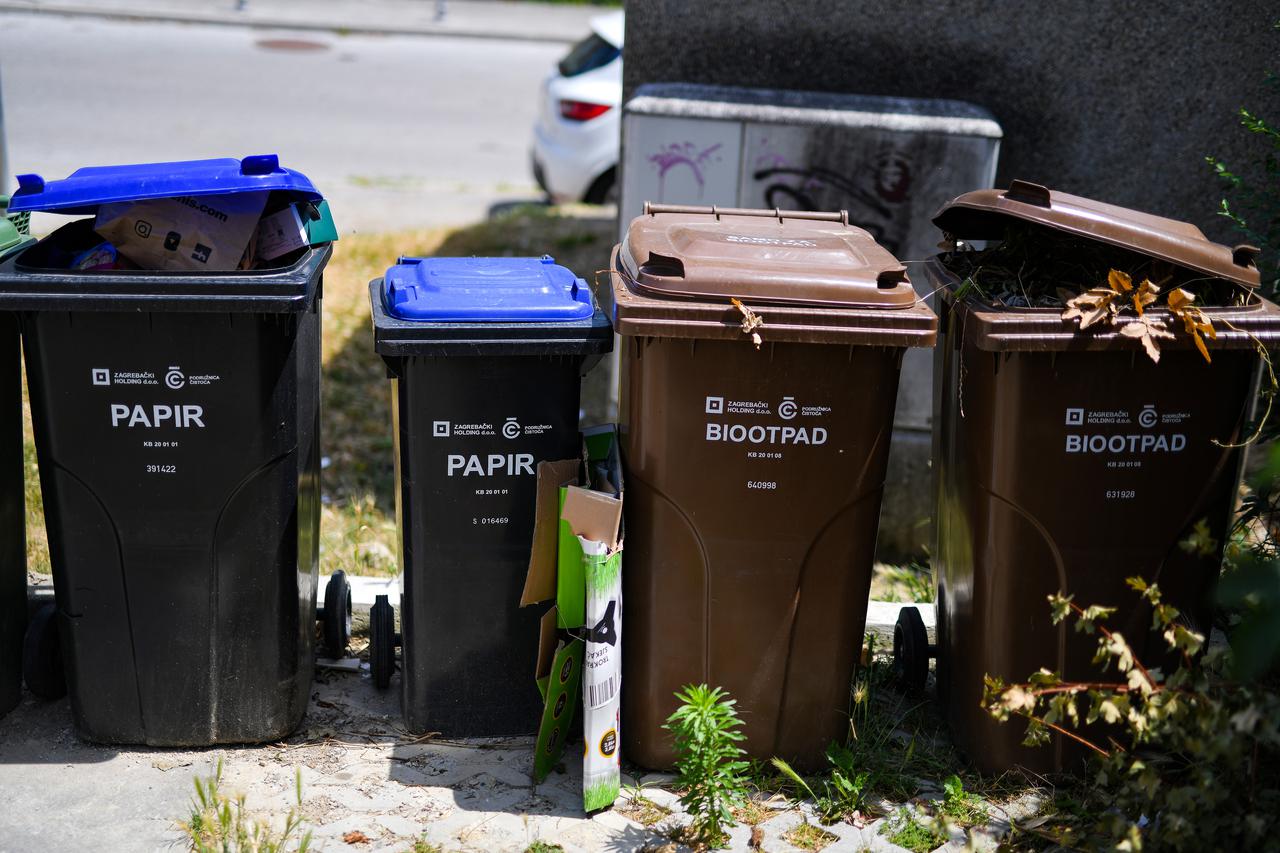 Zagreb: Prepune kante smeća čekaju odvoz komunalaca
