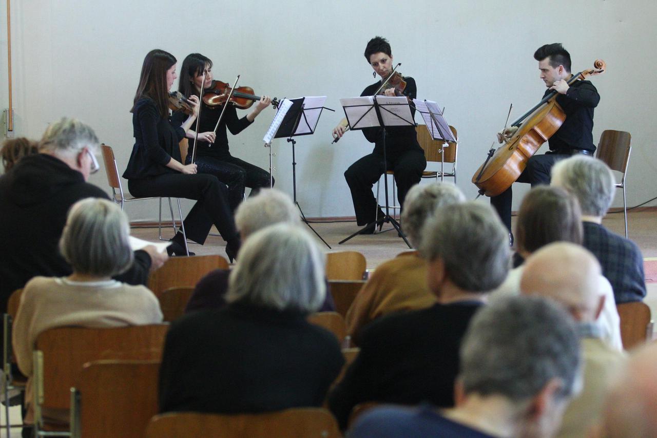 16.04.2014., Zagreb - Mladi glazbenici Zagrebacke filharmonije Martina Sacer, Alina Gubajdullina, Pavla Kovac i Oliver Djordjevic nastupom u Domu za starije i nemocne Tresnjevka zapoceli su dobrotvornu umjetnicku akciju Musica Pro Bono. Photo: Zeljko Luku