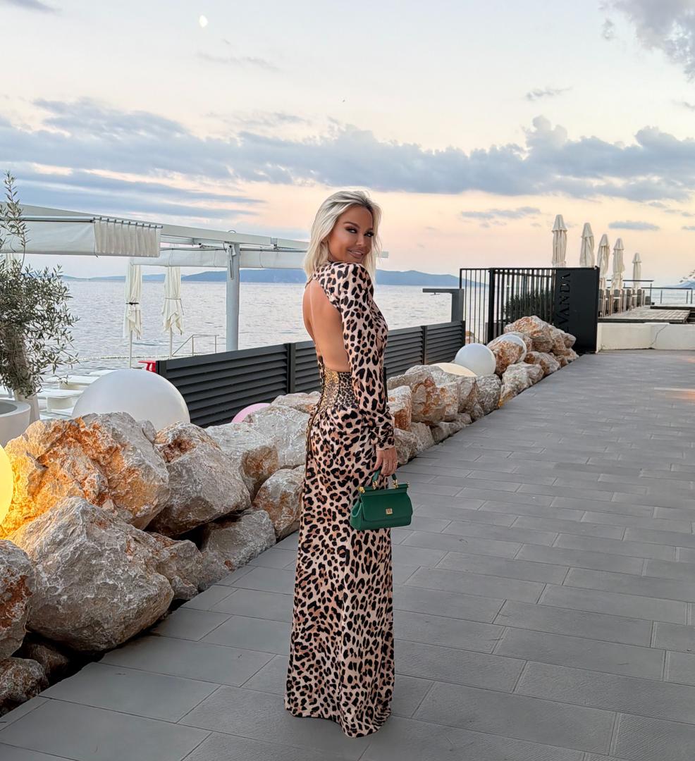 Naša poznata pjevačica i poduzetnica Maja Šuput iskoristila je toplu ljetnu večer za druženje sa sinom Bloomom i prijateljicama u poznatom opatijskom restoranu. Svoje je pratitelje na Instagramu oduševila serijom fotografija koje je sažela u jednostavnom, ali snažnom opisu: "Večer puna ljubavi".
