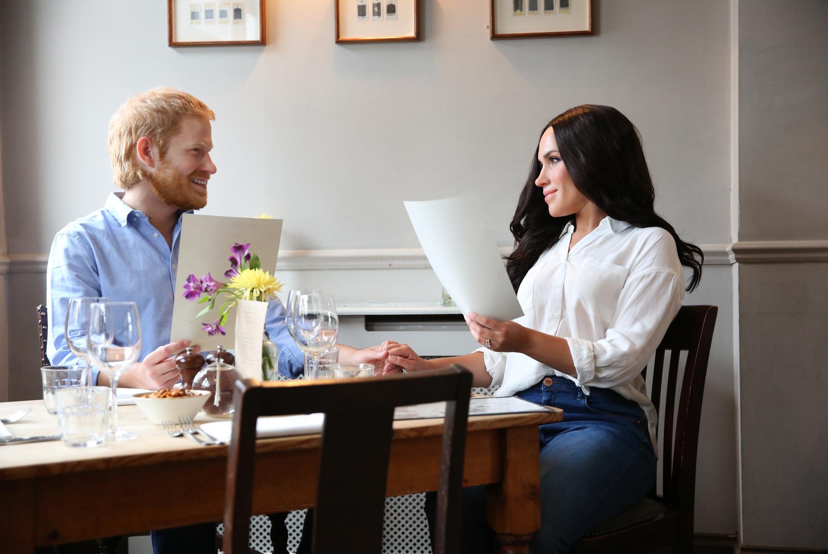 Umjesto njih u takvom ugodnom danu uživali su lažni Meghan i Harry koji su nosili voštane maske napravljene u muzeju Madame Tussauds.