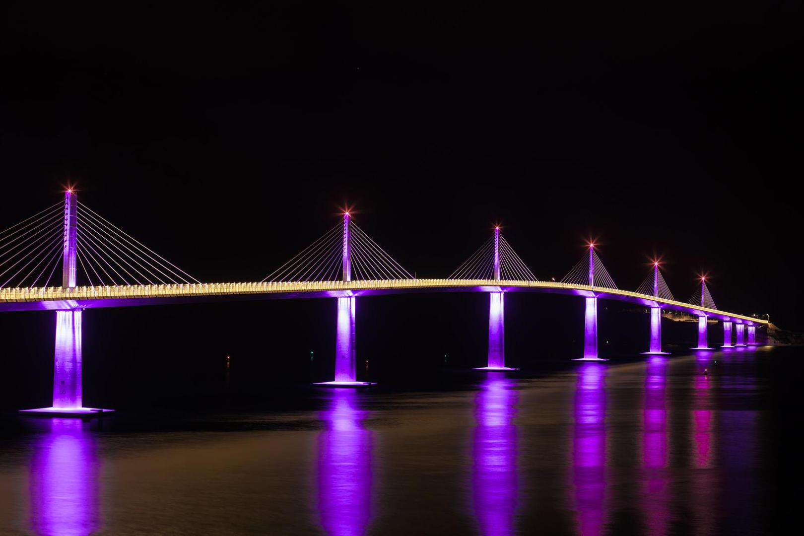 17.11.2022., Komarna - Peljeski most osvijetljen je ljubicastim svijetlom povodom Medjunarodnog dana svjesnosti o prijevremenom rodjenju. Photo: Miroslav Lelas/PIXSELL