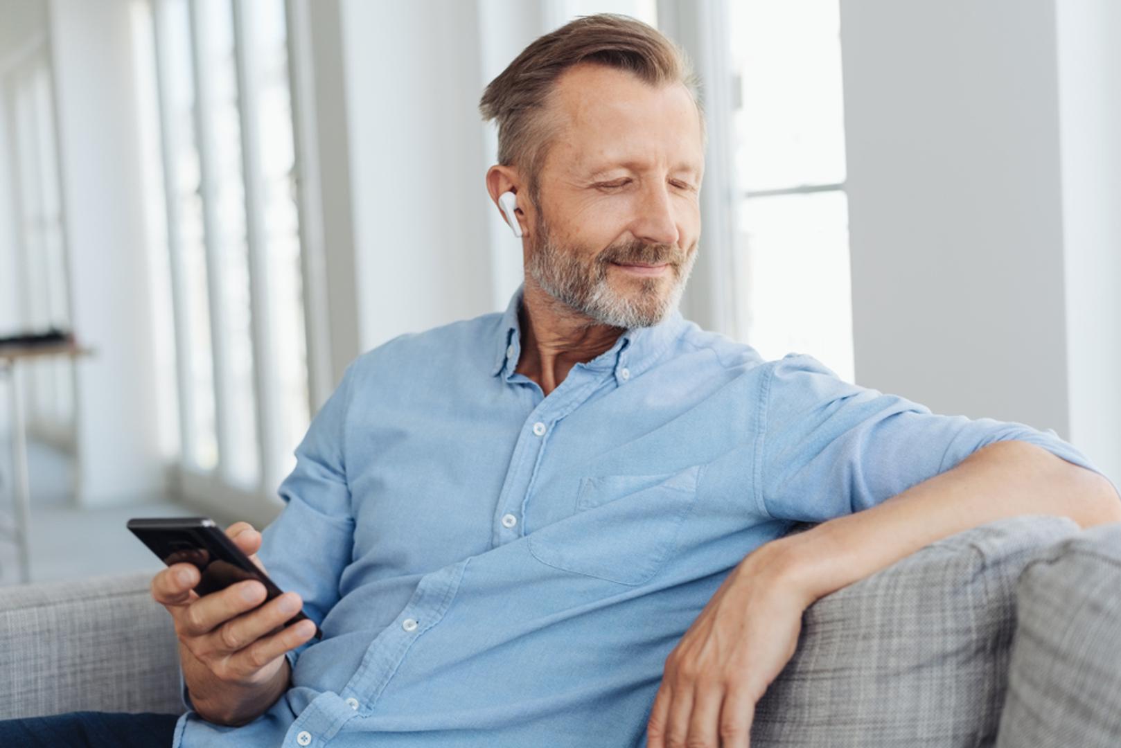 Smanjite glasnoću glazbe: Već nakon osam minuta slušanja glazbe na najvišoj glasnoći može doći do oštećenja sluha. Da biste zaštitili bubnjiće, držite glasnoću ispod polovice maksimalnog kapaciteta. Ako možete čuti nekoga kako razgovara normalnim tonom dok slušate glazbu, tada ste u sigurnoj zoni.