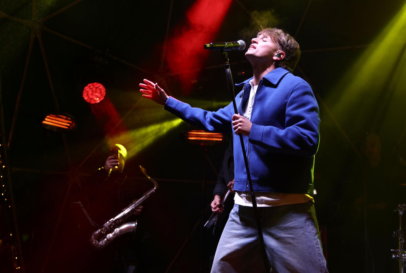 "Ljudi su ti koji me čine najsretnijim i zahvaljujući njima ostvario sam svoj san. Hvala svima koji su ovom brzinom pokupovali sve ulaznice. Presretan sam što ćemo te večeri zajedno živjeti glazbu, što ćemo pjevati i pjesme s mog nadolazećeg albuma. Baš sam uzbuđen", poručio je Jakov putem bravo! radija, uz čiju podršku donosi spektakl.