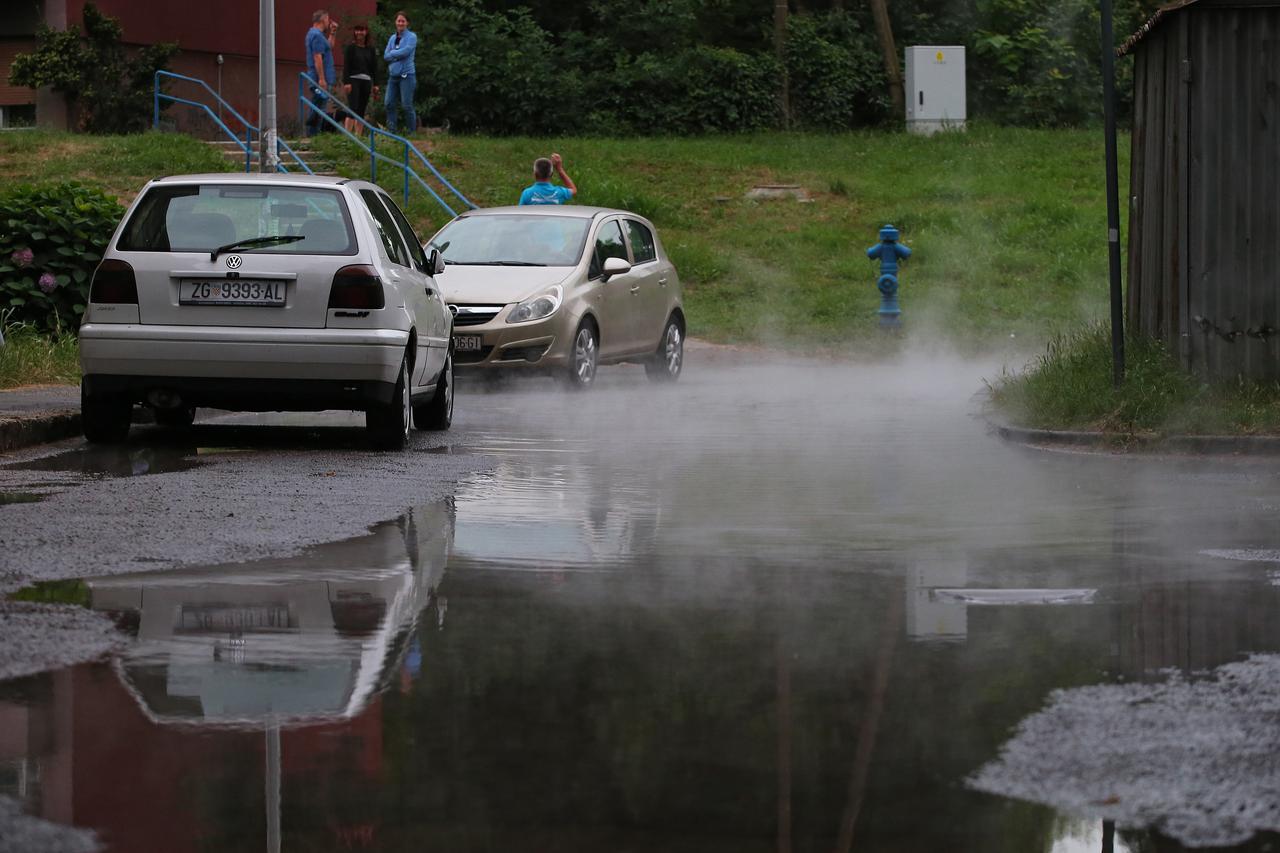 Zagreb: Puknuće cijevi vrelovoda izazvalo kratkotrajnu poplavu u Držićevoj