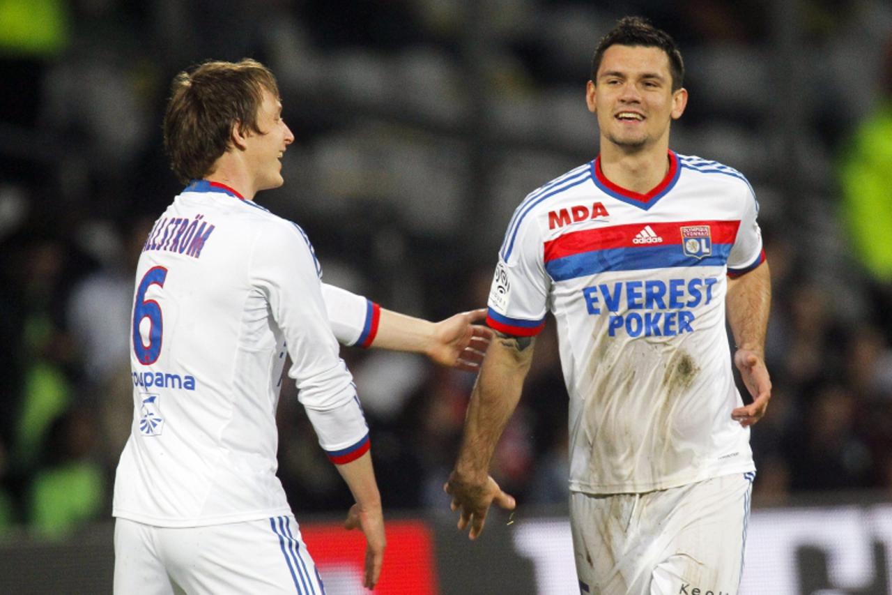 'Olympique Lyon\'s Dejan Lovren (R) celebrates with team mate Kim Kallstrom after scoring against Sochaux during their French Ligue 1 soccer match at the Gerland stadium in Lyon March 24, 2012.  REUTE