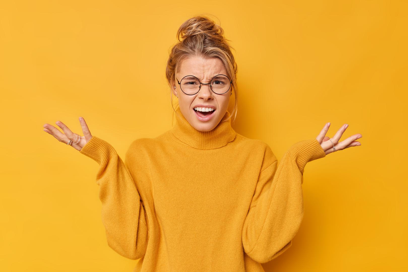 Možda želite vrištati svaki put kad vaš muž ostavi podignutu zahodsku dasku. Ili se možda naježiš kad tvoja prijateljica pucketa zglobovima prstiju. I nemojmo zaboraviti onu tetu koja te prekida kad god pričaš. Ove navike očito smetaju, ali nitko nije savršen, zar ne? Kad je s osobom općenito ugodno biti u blizini, možemo pustiti da jedna ili dvije njihove mane nestanu. Ali, kada se njihova odvratna ponašanja počnu zbrajati, to je malo drugačija priča – i zato su astrolozi otkrili najiritantnije znakove zodijaka, piše Best Life. 