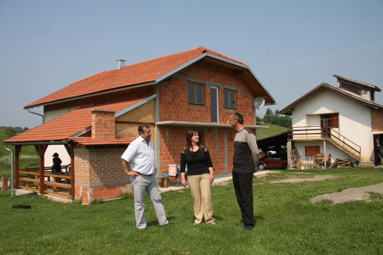 '20.05.2011. Karlovac - Naseljenici iz Bosne Ivica i Anda Barukic iz Dugog dola u opcini Krnjak zahvaljujuci promjena zakona o podrucjima od posebne drzavne skrbi dobiti ce kucu u kojoj privremeno ziv