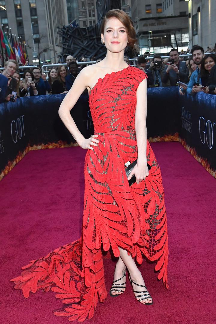 Glumice iz serije zablistale su na crvenom tepihu u svečanim toaletama.