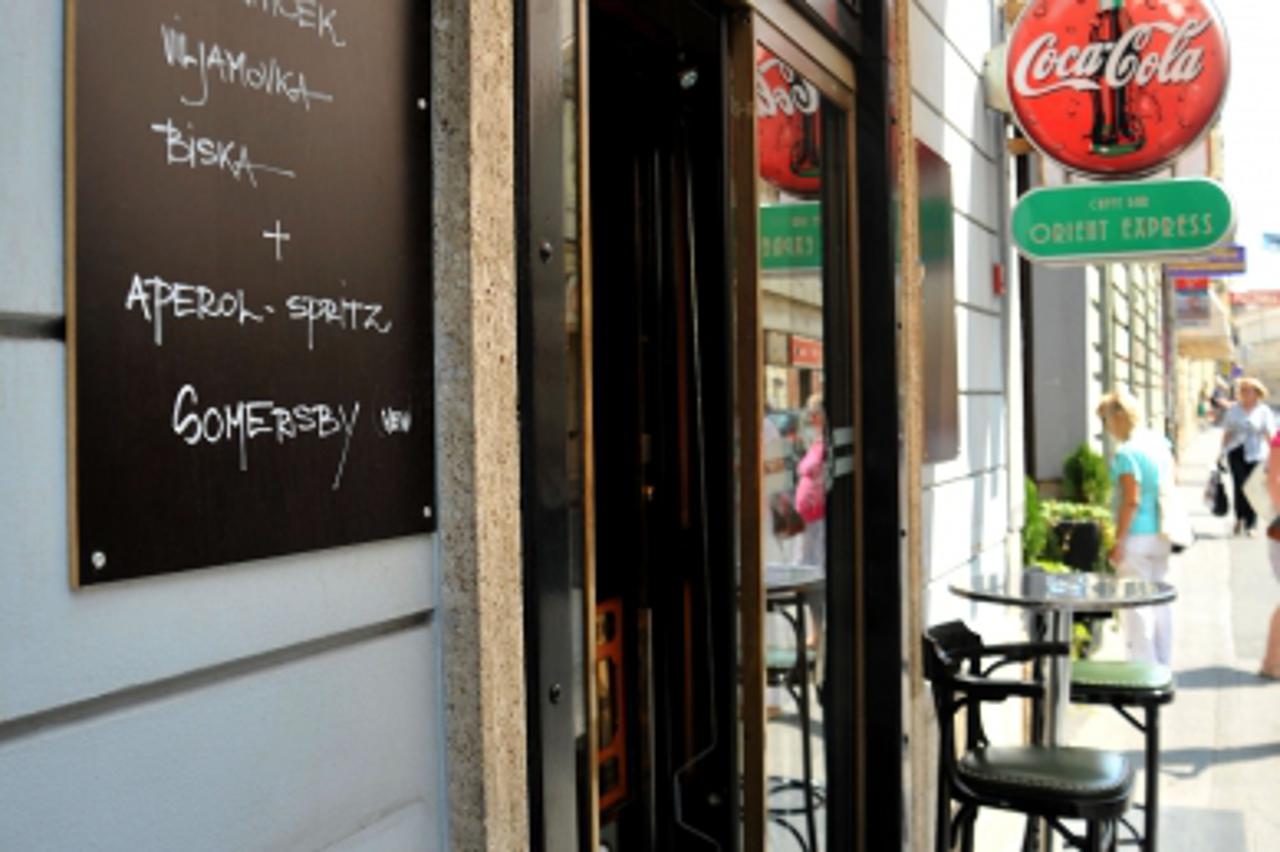 '19.08.2010., Zagreb - Kafic Orient Express u Teslinoj ulici, konobarica je gostu zabunom dala bocu Jamnicke s deterdjentom umjesto mineralnu. Photo: Marko Lukunic/PIXSELL'