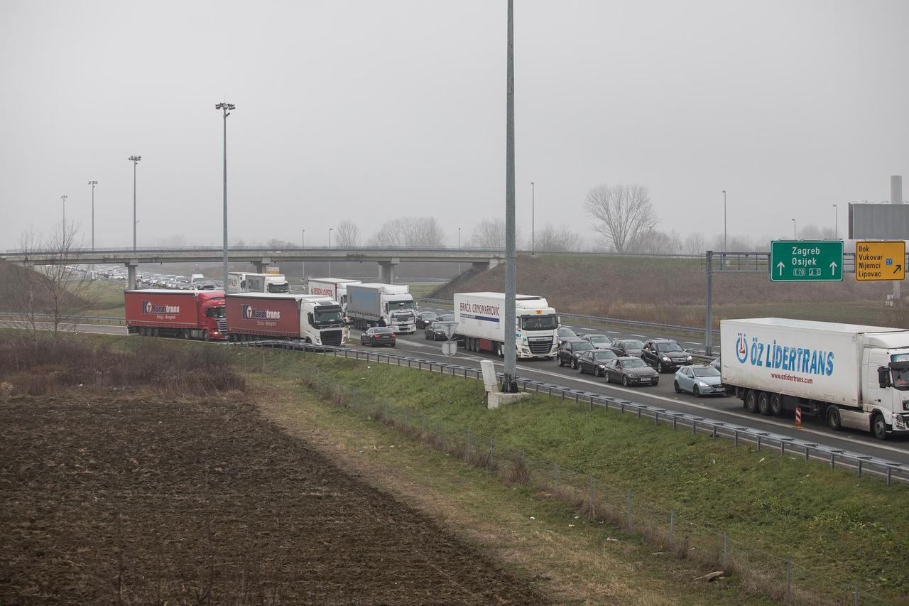 Satima se čeka na graničnom prijelazu Bajakovo na izlazu iz zemlje prema Srbiji