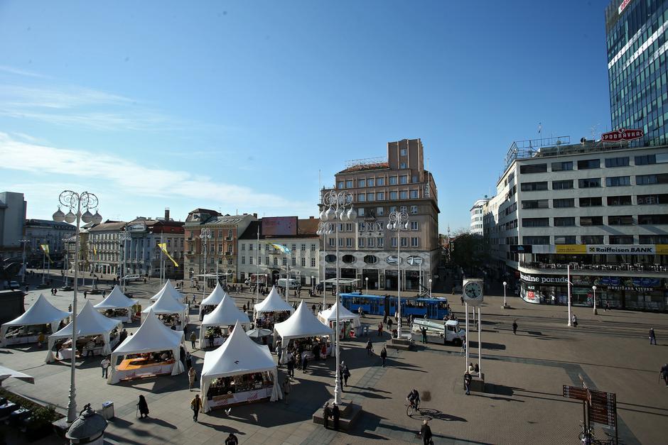 21.04.2015., Zagreb - S ciljem ocuvanja i unaprjedjenja domace proizvodnje, kao i hrvatskih obicaja i ove godine postavljeni su mali satori za sajam pod nazivom Mali hrvatski proizvodjac na kojem ce se od 21. do 24. travnja, na Trgu bana Jelacica u Zagreb