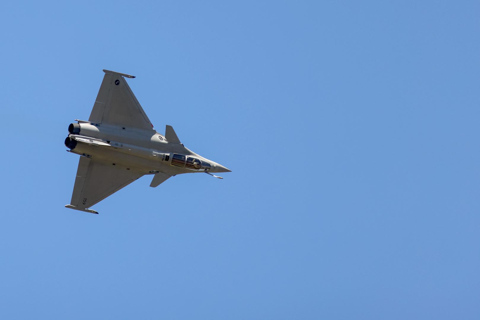 Piloti Hrvatskog ratnog zrakoplovstva pozdravili su građane i izveli spektakularan letački program iznad Knina, a dva aviona Rafale izveli su i prelet iznad područja operacije Oluja.