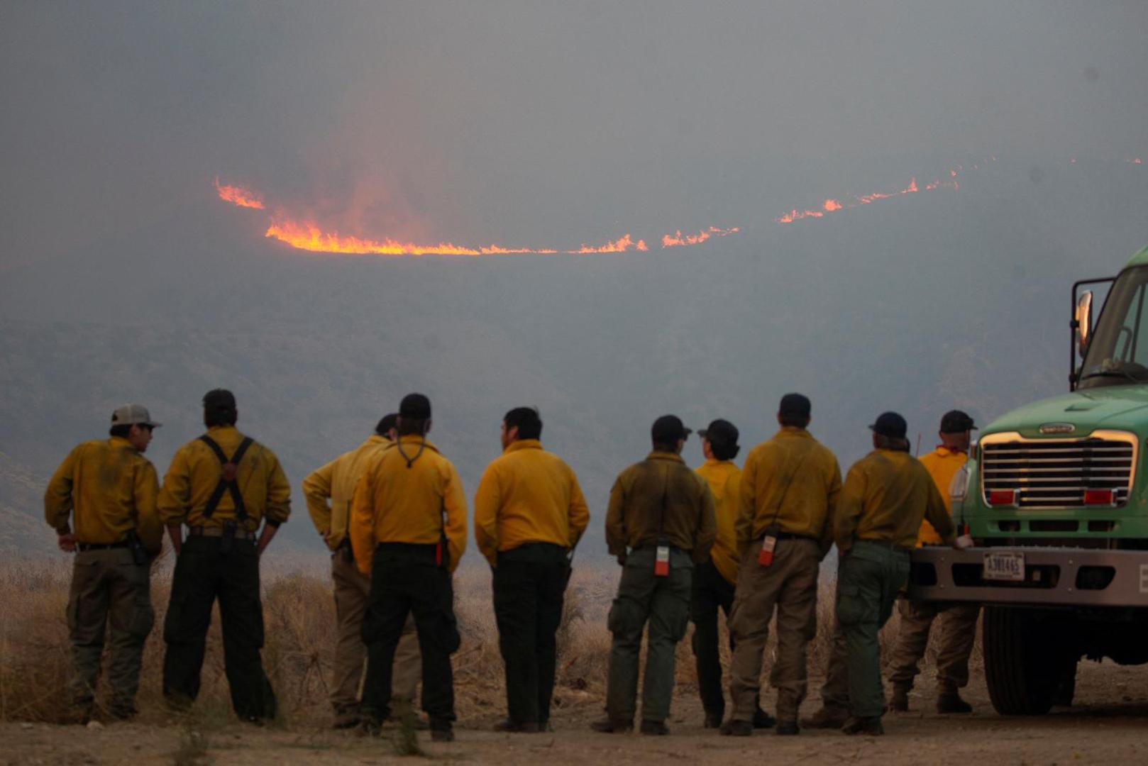 Members of a firefighting crew gather as they battle the Hughes Fire near Castaic Lake, north of Santa Clarita, California, U.S. January 22, 2025.  REUTERS/Ringo Chiu Photo: RINGO CHIU/REUTERS