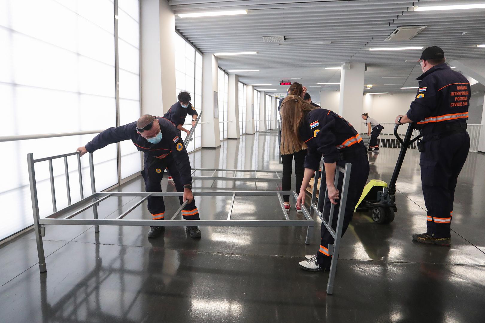 26.10.2020., Zagreb - Clanovi civilne zastite postavljaju krevete za oboljele od covida-19 u dvorani Arene Zagreb. Video: Luka Stanzl/PIXSELL