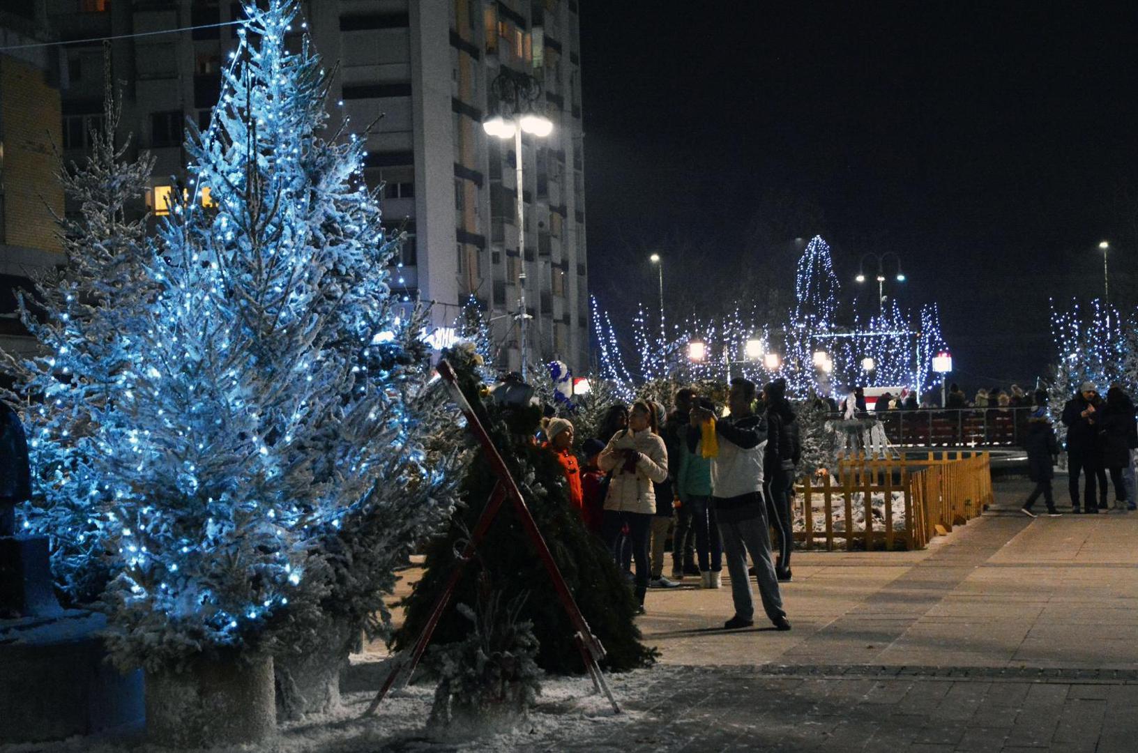 Paljenjem prve velike adventske svijeće na Korzu počeo Advent u Slavonskom Brodu