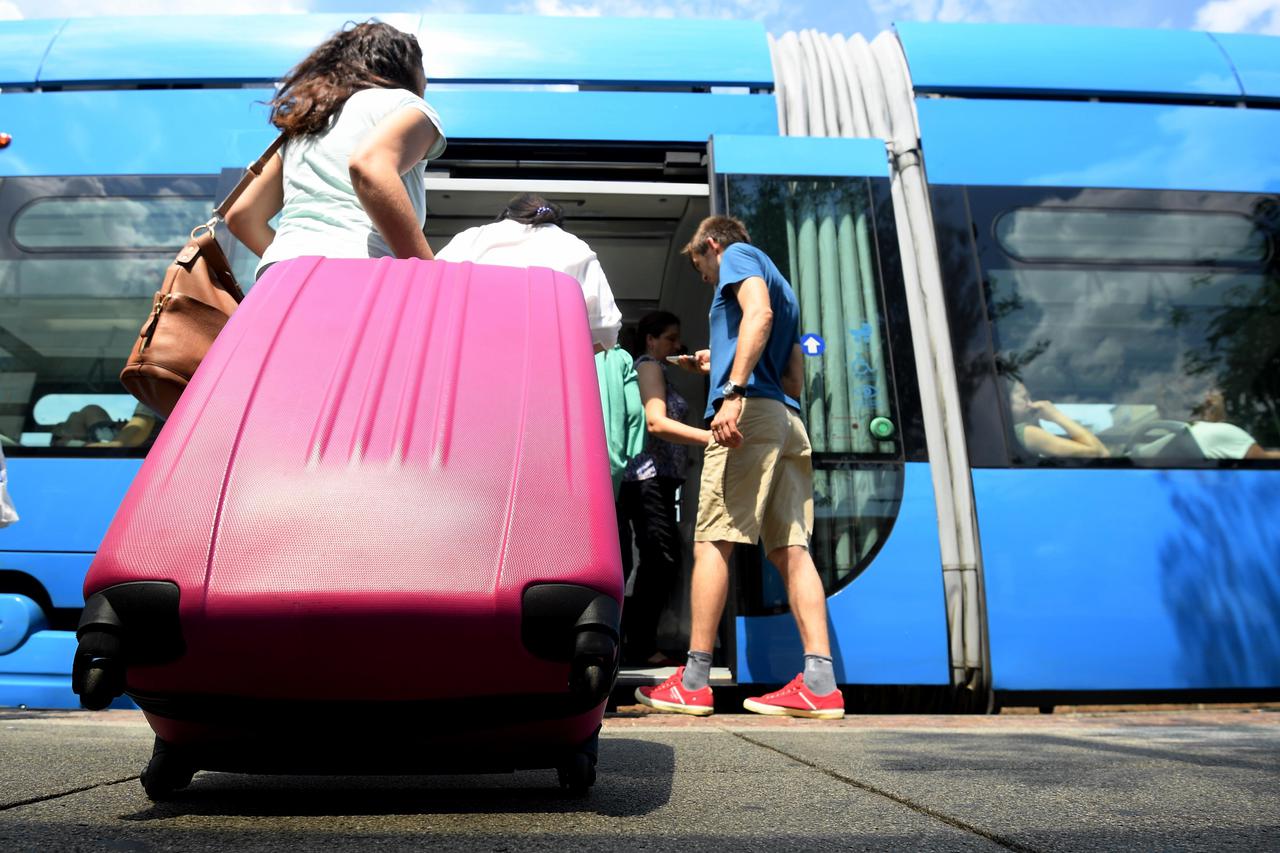 Zagreb: Ulazak putnika s koferima u tramvaj