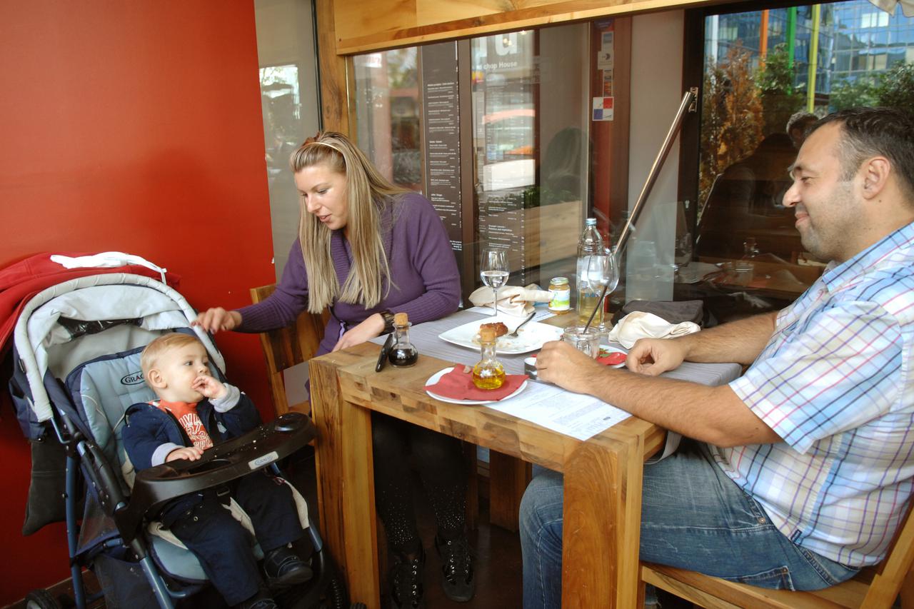 28.09.2010. Zagreb - Restoran Mu u Vukovarskoj 72. Obitelj Berc Ivana, Ivan i Roberto na rucku za vrijeme Tjedna restorana kad je rucak 100 kuna. Photo: Davor Visnjic/PIXSELL