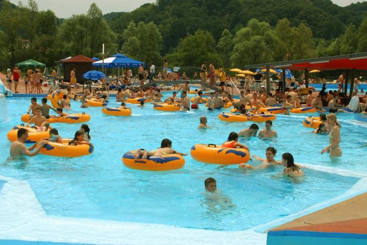 '24.05.2009., Tuheljske toplice - Kupaci su u rekreacijskom bazenu otvorenog dijela Terma Tuhelj zaculi vrisku djece i primijetili djevojcicu (6) kako pluta. Iz vode ju je izvukla kupacica koja je lij