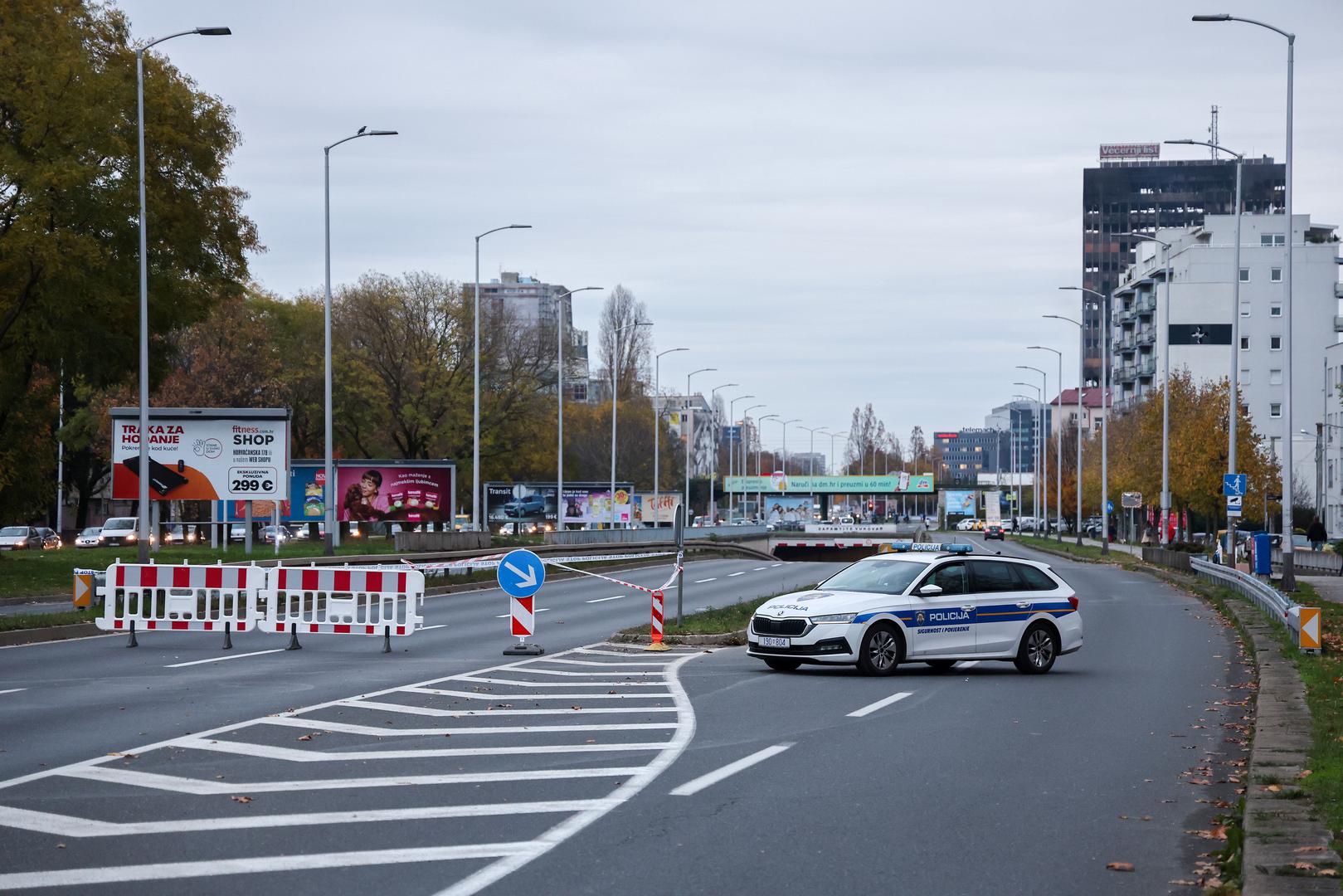 Vatrogasci i policija su na terenu, a iz nebodera se i dalje dimi. 