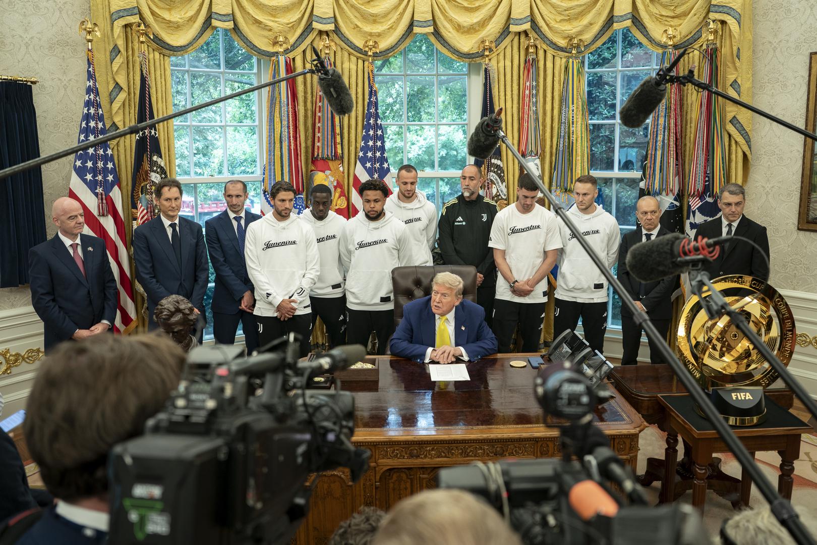 "Jeste li ikada imali ženu u timu? Može li neka žena igrati za vašu momčad, dečki? Recite mi iskreno, mislite li da bi žena mogla ući u vašu ekipu?" upitao je Trump. Igrači i trener su se na to nervozno nasmiješili, ali su ostali bez komentara.

