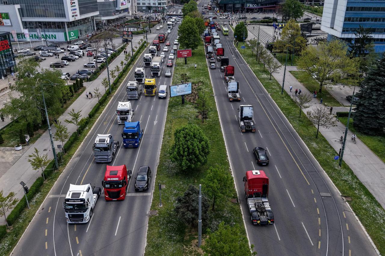 Zagreb: Velika prometna gužva i zastoj tramvaja u Savskoj ulici