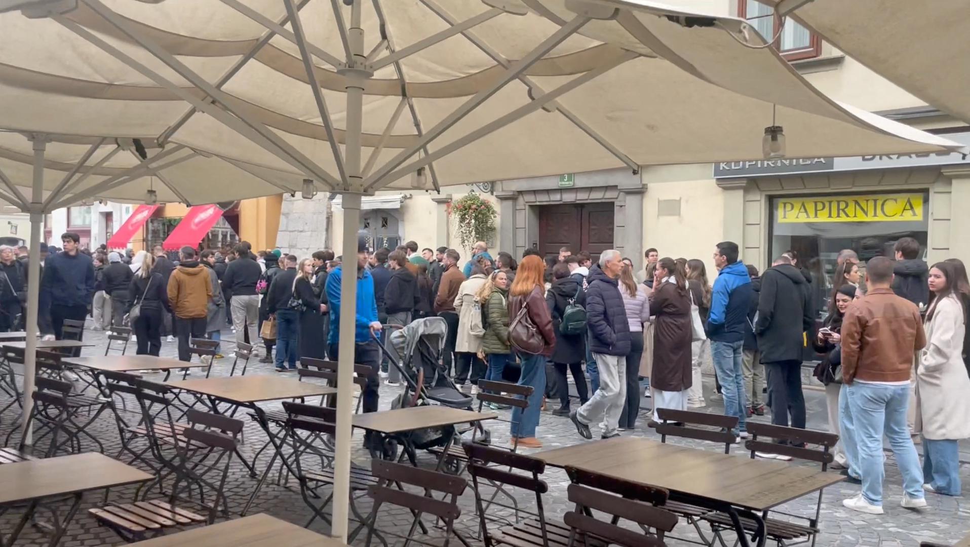 U Srbiji se danas, 25. listopada, održavaju izvanredni parlamentarni izbori na kojima se bira 250 zastupnika.

