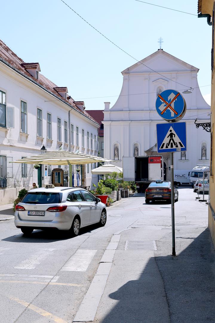 Iako na prvi pogled djeluje da je dopušten samo nastavak vožnje ravno, na toj je lokaciji moguće i skrenuti ulijevo. Fotografija neobične signalizacije snimljena je u samom središtu grada.