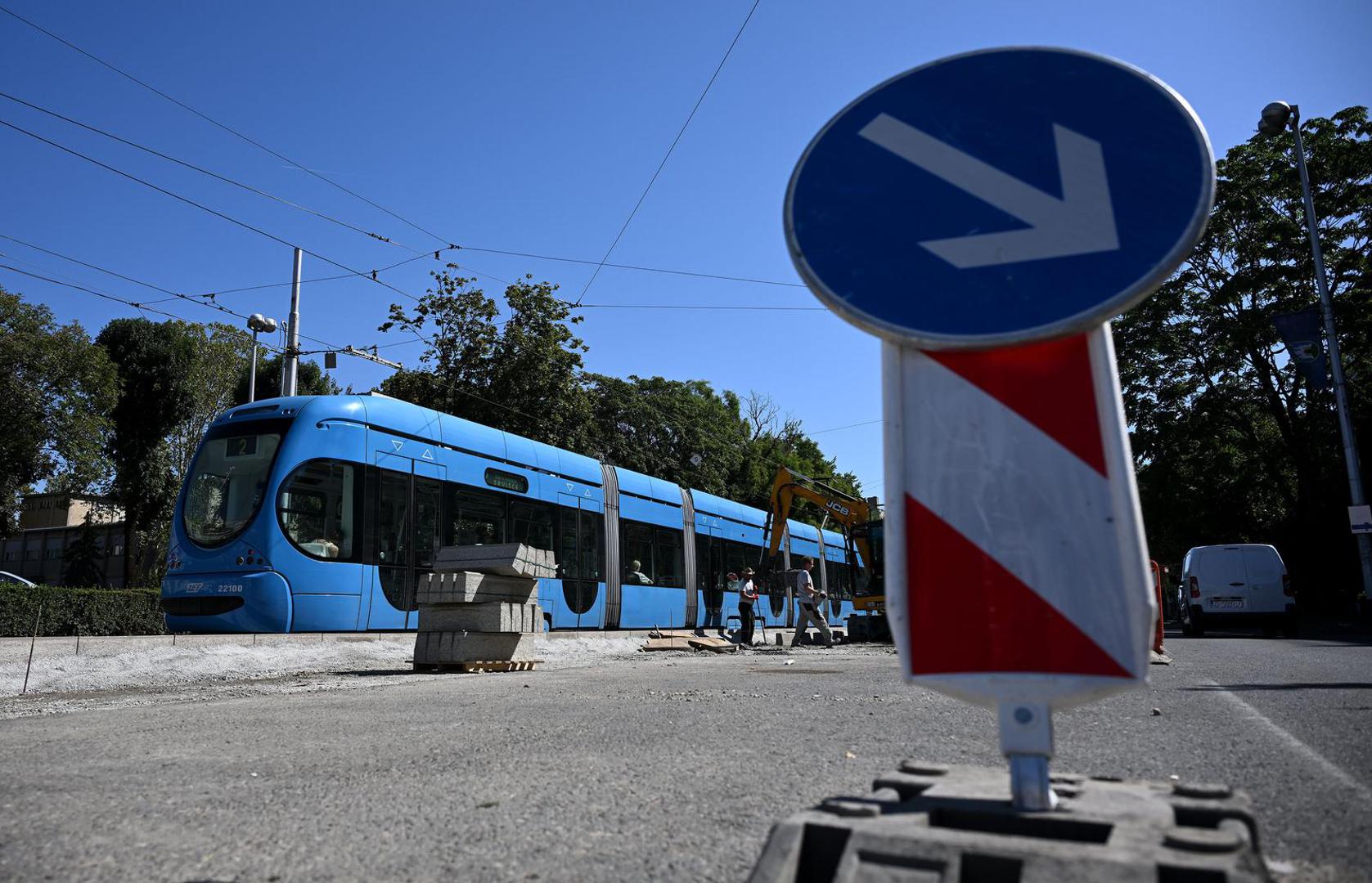 U tijeku su ispitivanja uzoraka vode, nakon čega slijede sanacija prijekopa i asfaltiranje, kako bi se i ta dionica Ulice grada Vukovara otvorila za promet u punoj širini.
