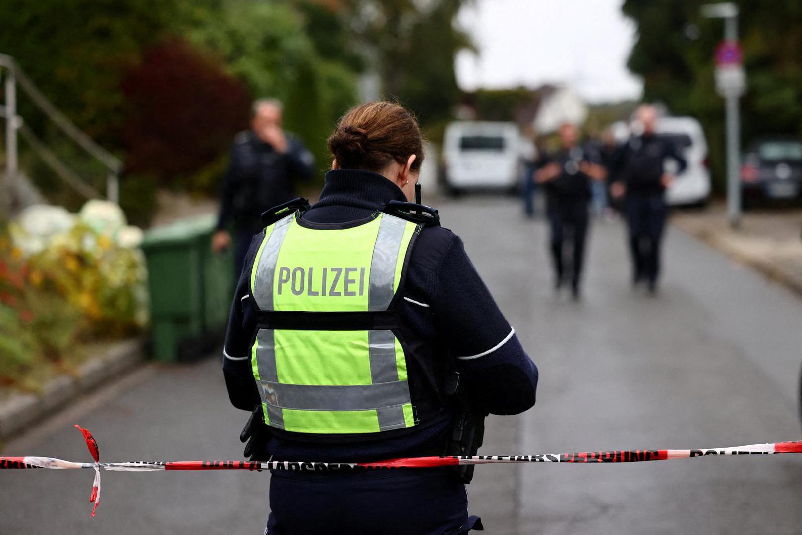 A police officer works at the scene after Herdecke's newly elected Mayor Iris Stalzer was found seriously injured in a stabbing incident, in Herdecke, Germany, October 7, 2025. REUTERS/Leon Kuegeler     TPX IMAGES OF THE DAY Photo: LEON KUEGELER/REUTERS