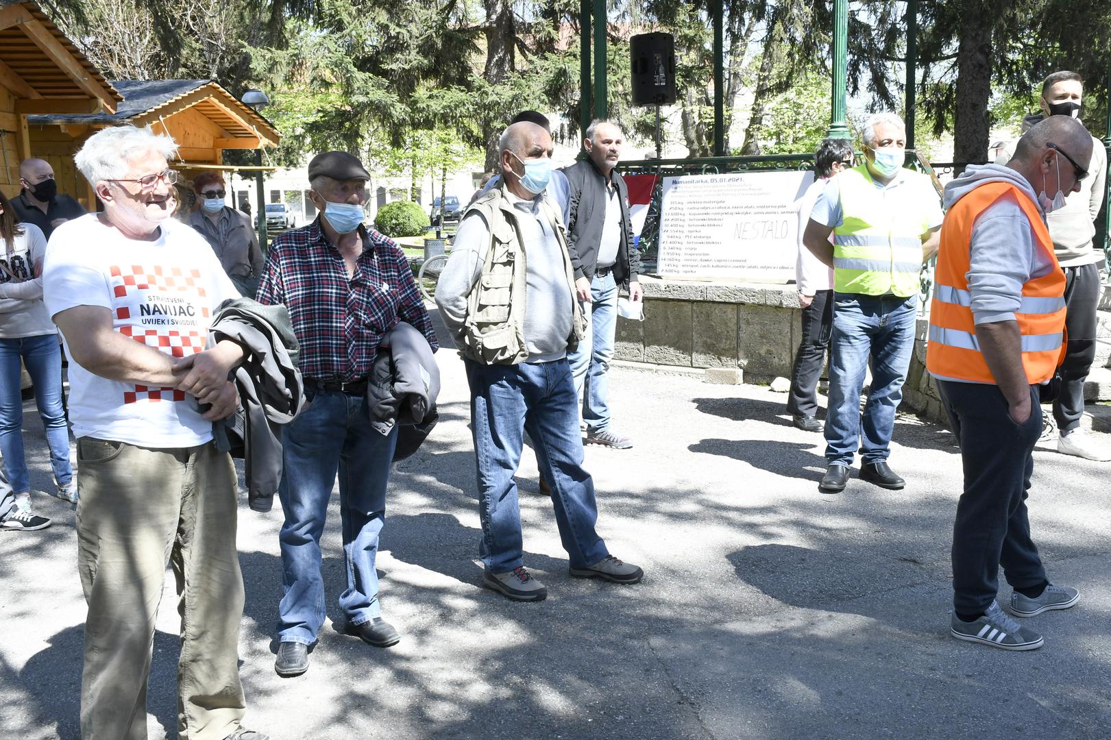24.04.2021.,Petrinja - Prosvjed "Krik naroda s Banovine" prema svim institucijama Republike Hrvatske u organizaciji Inicijative branitelja grada Petrinje okupio je tek nekoliko desetaka Petrinjaca.Photo: Nikola Cutuk/PIXSELL