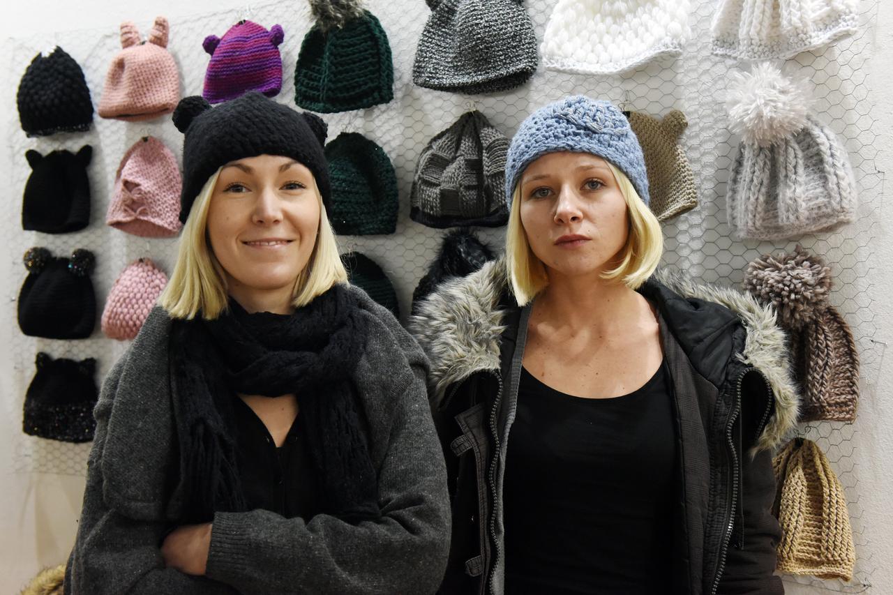 16.12.2015., Zagreb - U izlozbenom prostoru HDLU-a u Mestrovicevom paviljonu otvorena je prodajna izlozba Artomat na kojoj nastupaju brojni umjetnici. Kape Jelene Mavric i Rebecce Glavan Glusac Photo: Davor Visnjic/PIXSELL