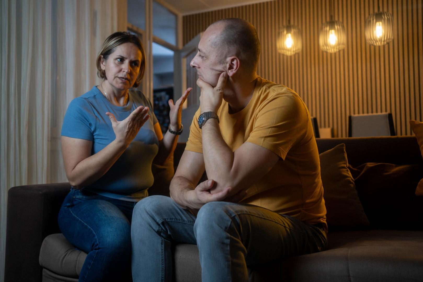 Kritike u svakodnevici: Nezadovoljstvo u intimnom dijelu veze ponekad se prelije i na svakodnevicu. Partnerica tada možda češće kritizira izgled, ponašanje ili sitnice u kućanstvu koje joj prije nisu toliko smetale. Iako uzrok ne mora biti isključivo u seksualnom životu, nakupljena frustracija često izbije upravo kroz takve male zamjerke.