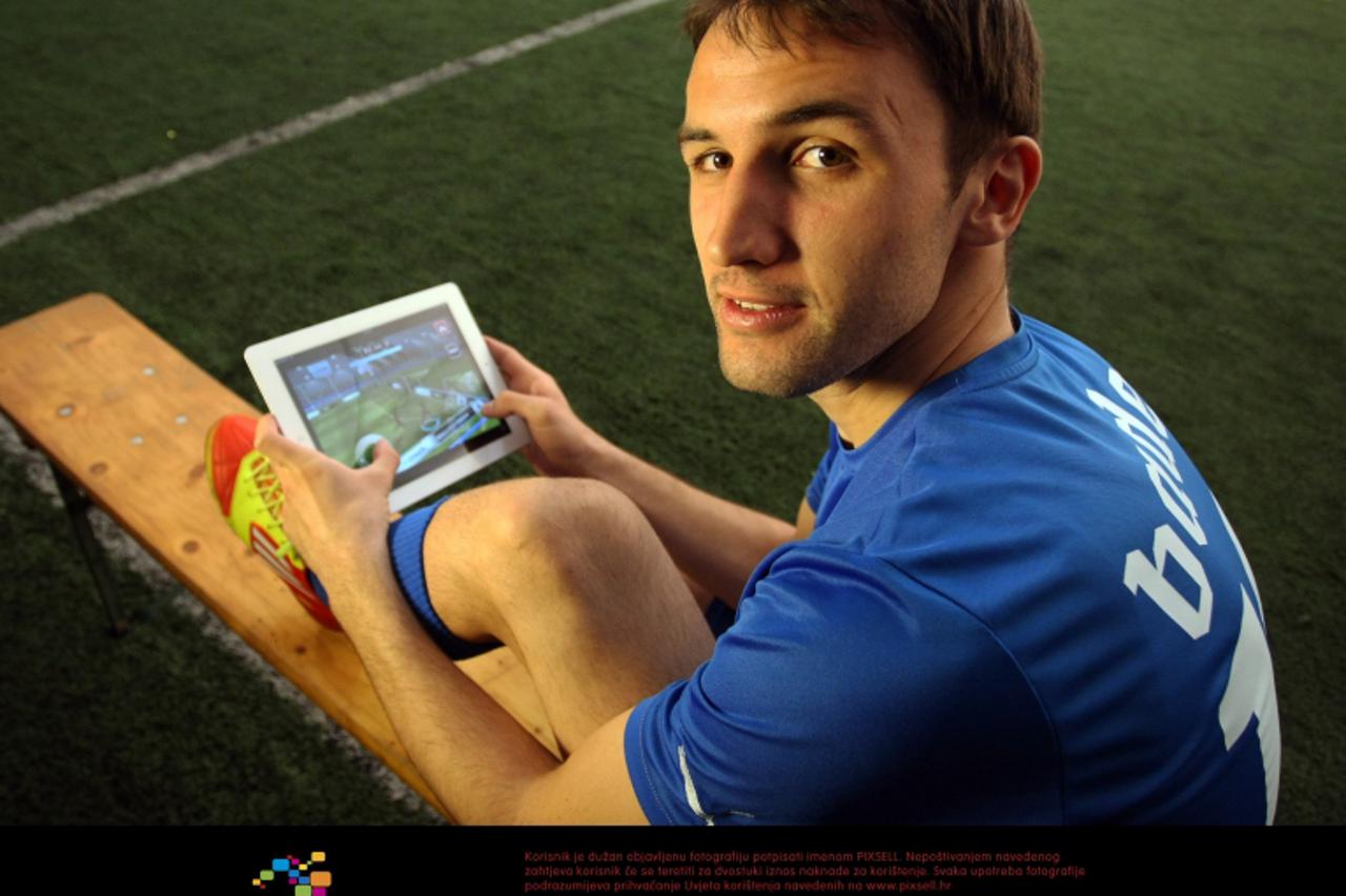 '21.02.2012., Zagreb - Milan Badelj i Ivan Tomecak potpisali su ugovor s Adidasom. Nosili su kopacke s ugradenim cipom i ocitavali rezultate na iPhone-u i iPad-u.  Photo: Marko Prpic/PIXSELL'