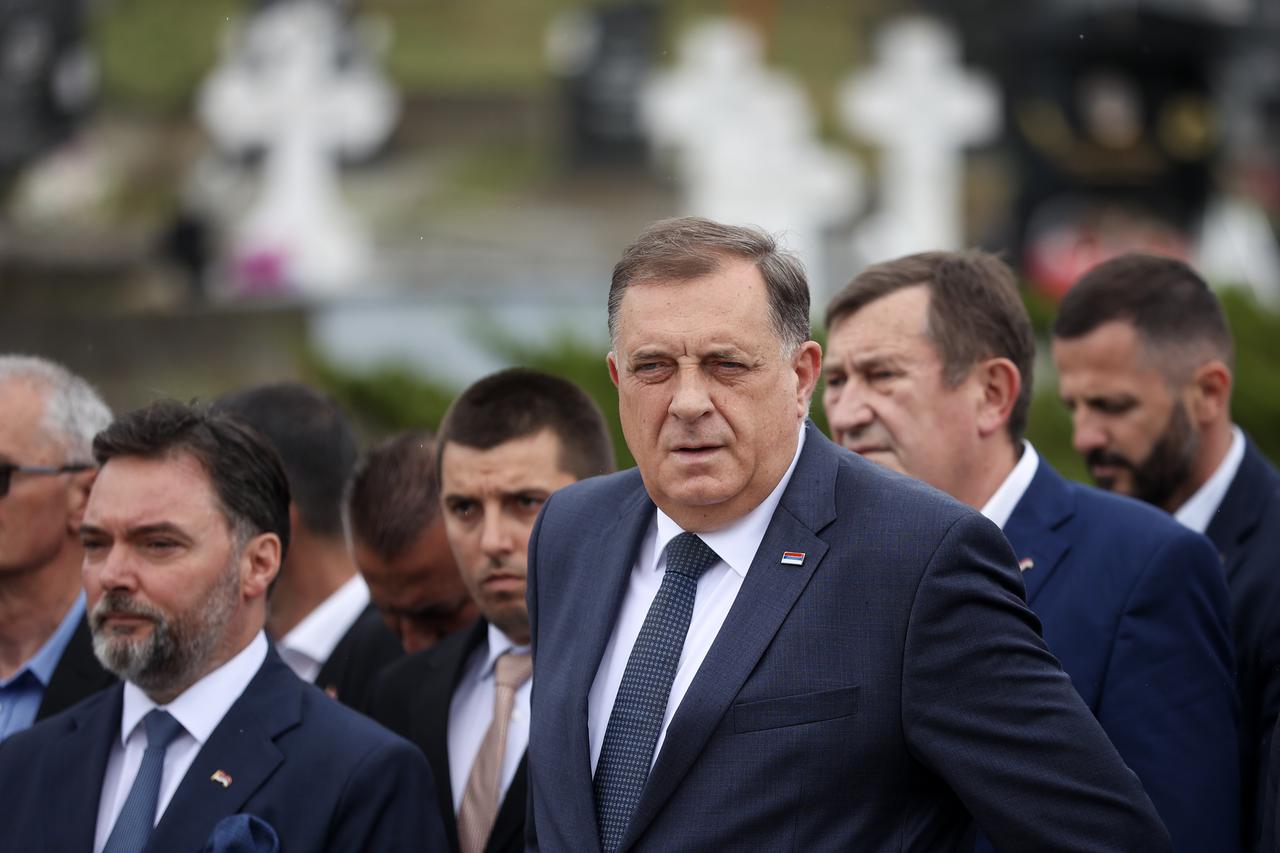 Bratunac: Milorad Dodik položio vijenac na centralni spomen-krst na groblju