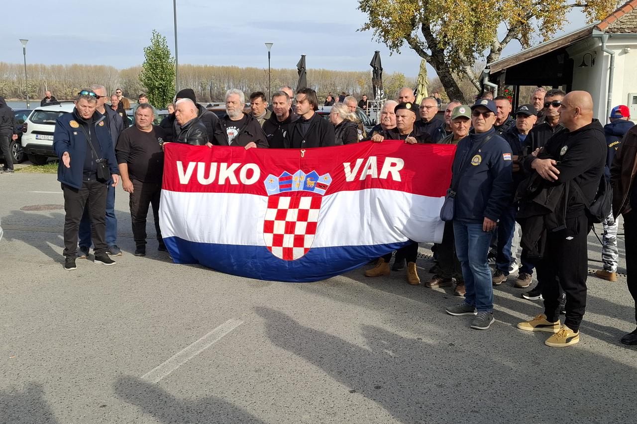 Branitelji mirnim prosvjedom spriječili da se u Dunav, kod Vukovara, položi vijenac u spomen na ubijene Srbe 1991. godine